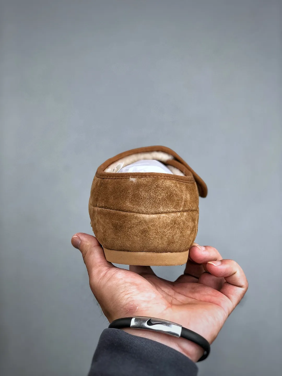 Local self-pickup 💰520 supports store release. The best-selling model on the entire network at the end of the year, UGG Mary Jane Mule slippers, 1.5CM thin sole, women's model, Xiaohongshu hot model, produced by a major foreign trade factory in Guangzhou, from toe to insole, real sheep fur, independent outer box packaging, craftsmanship, different from any version on the market, 1.5Ccm thin sole, independent original development of outsole, cashmere insole, keeping warm in winter, going out, and a very suitable choice for home use. This year uug launches a style series Partly catered to the preferences of young consumers, it has also moved to the forefront of fashion trends. Shoe body material: suede upper, 17mm UGGPURE™ implanted wool insole, lightweight non-slip and comfortable rubber outsole, with brand LOGO and trademark, with full packaging Size: 35-40